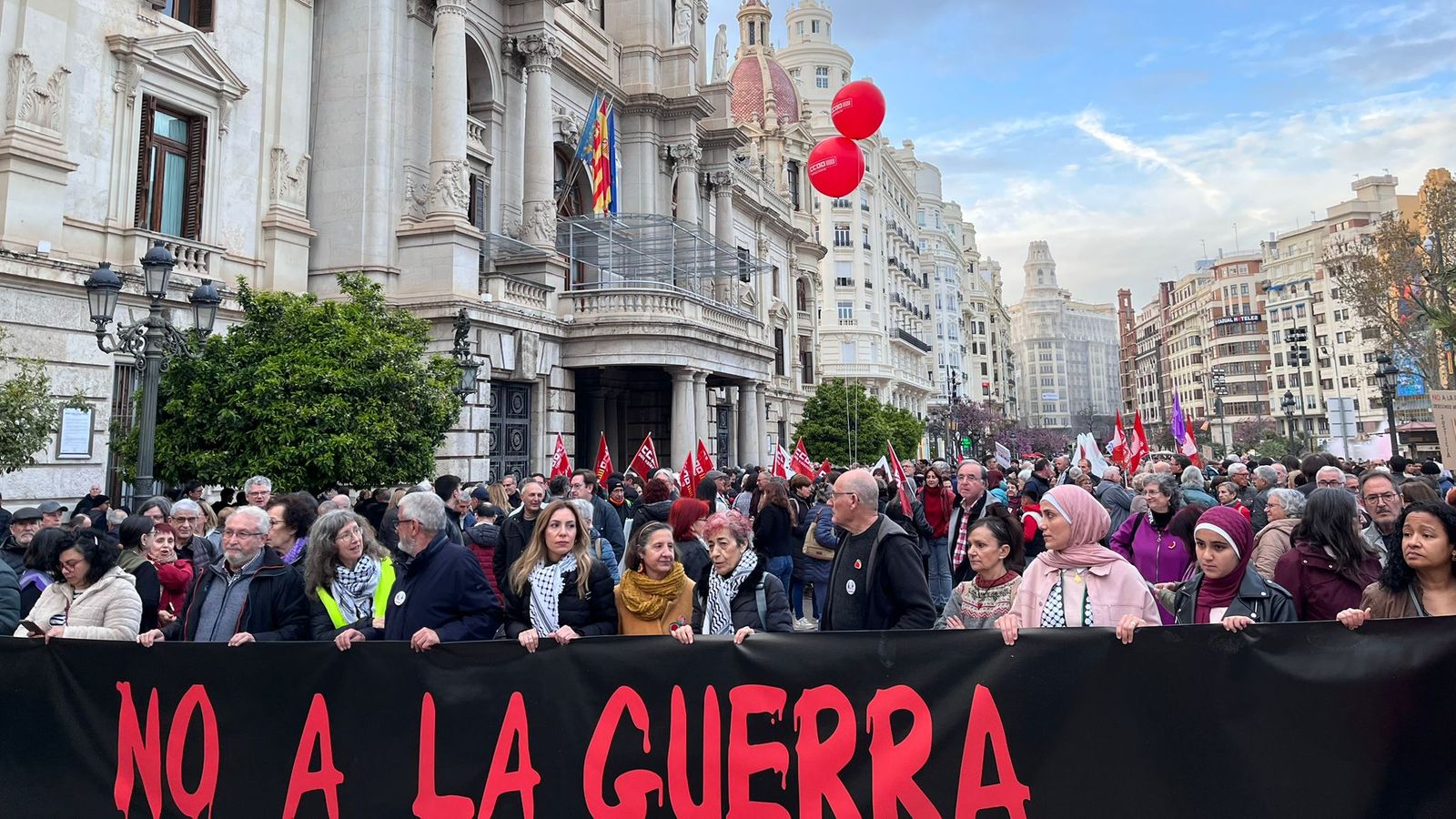 Capçalera de la manifestació "No a la guerra" a València