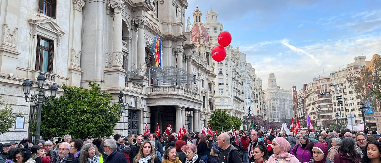 Capçalera de la manifestació "No a la guerra" a València