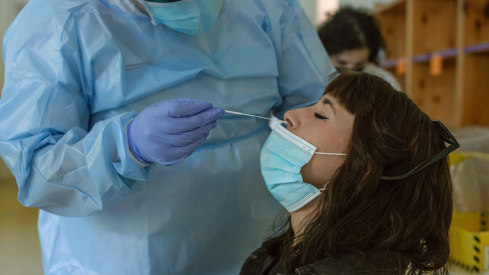 Un sanitari realitza una prova PCR a una xica a Orense