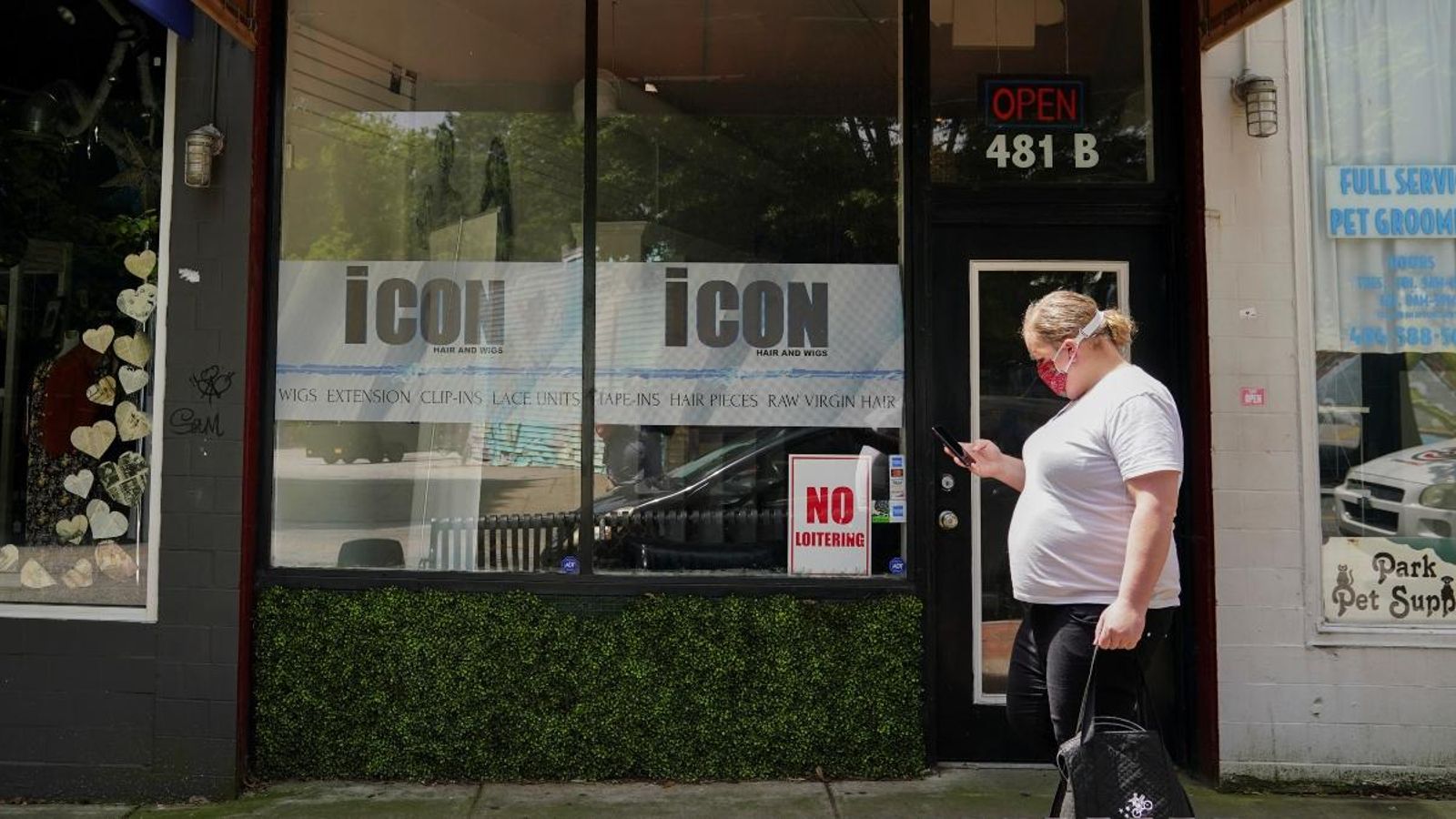 Una dona porta una bossa de lliurament de correus dies abans de la reobertura progressiva d’empreses i restaurants a Atlanta, els Estats Units, el passat 22 d’abril del 2020