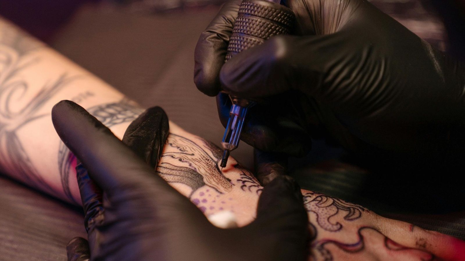 Detinguda a Elx per estafar a la propietària d'un estudi de tatuatges