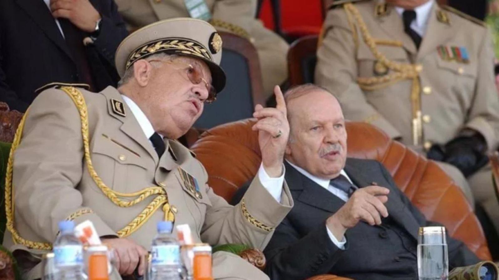 El general Ahmed Gaïd Salah, amb el president algerià, Abdelaziz Bouteflika, en una imatge d'arxiu
