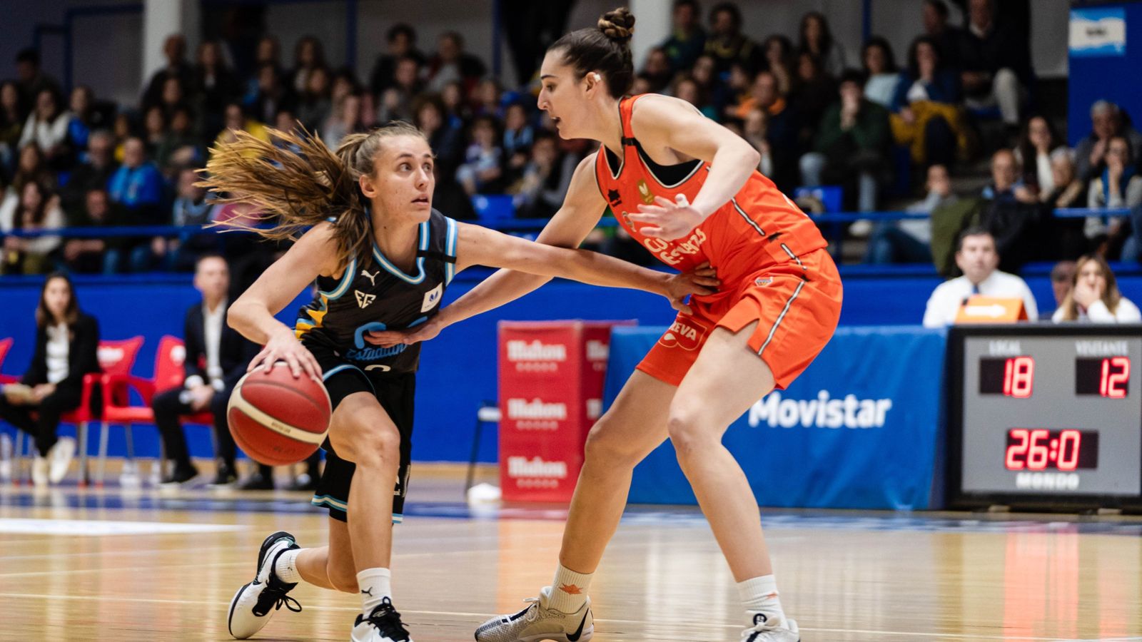 Elena Buenavida, en una acció del partit