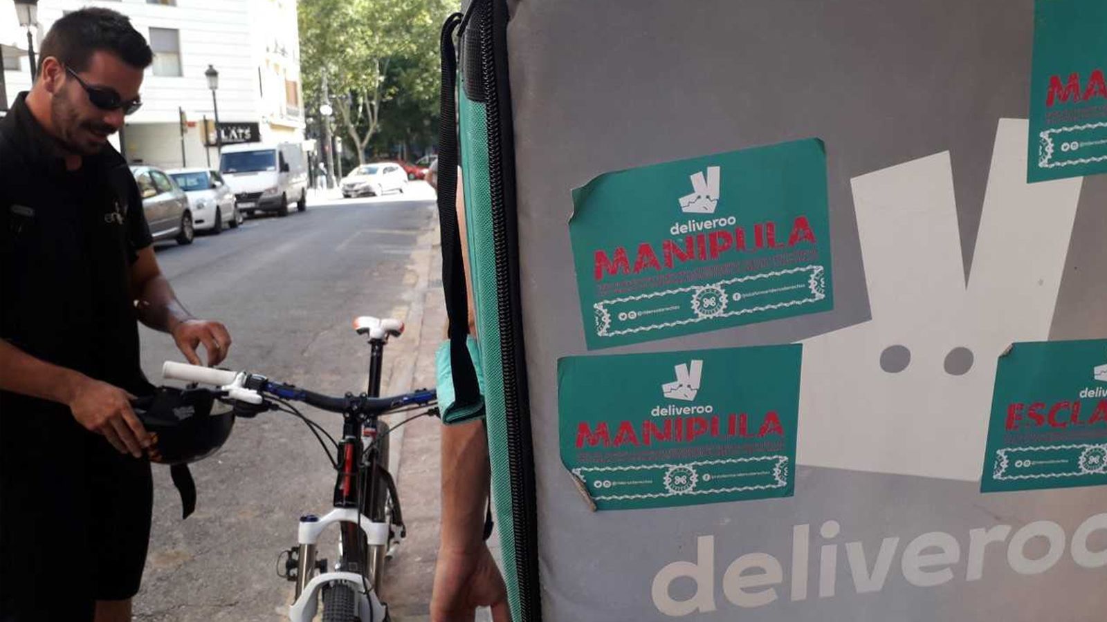 Un repartidor de Deliveroo a València