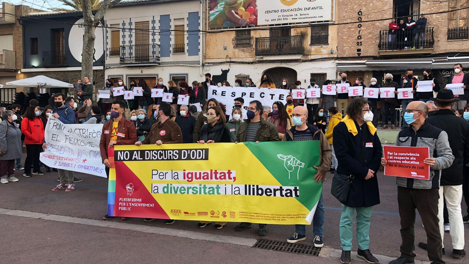 La comunitat educativa es concentra a Bétera contra els discursos d'odi i la LGTBIfòbia