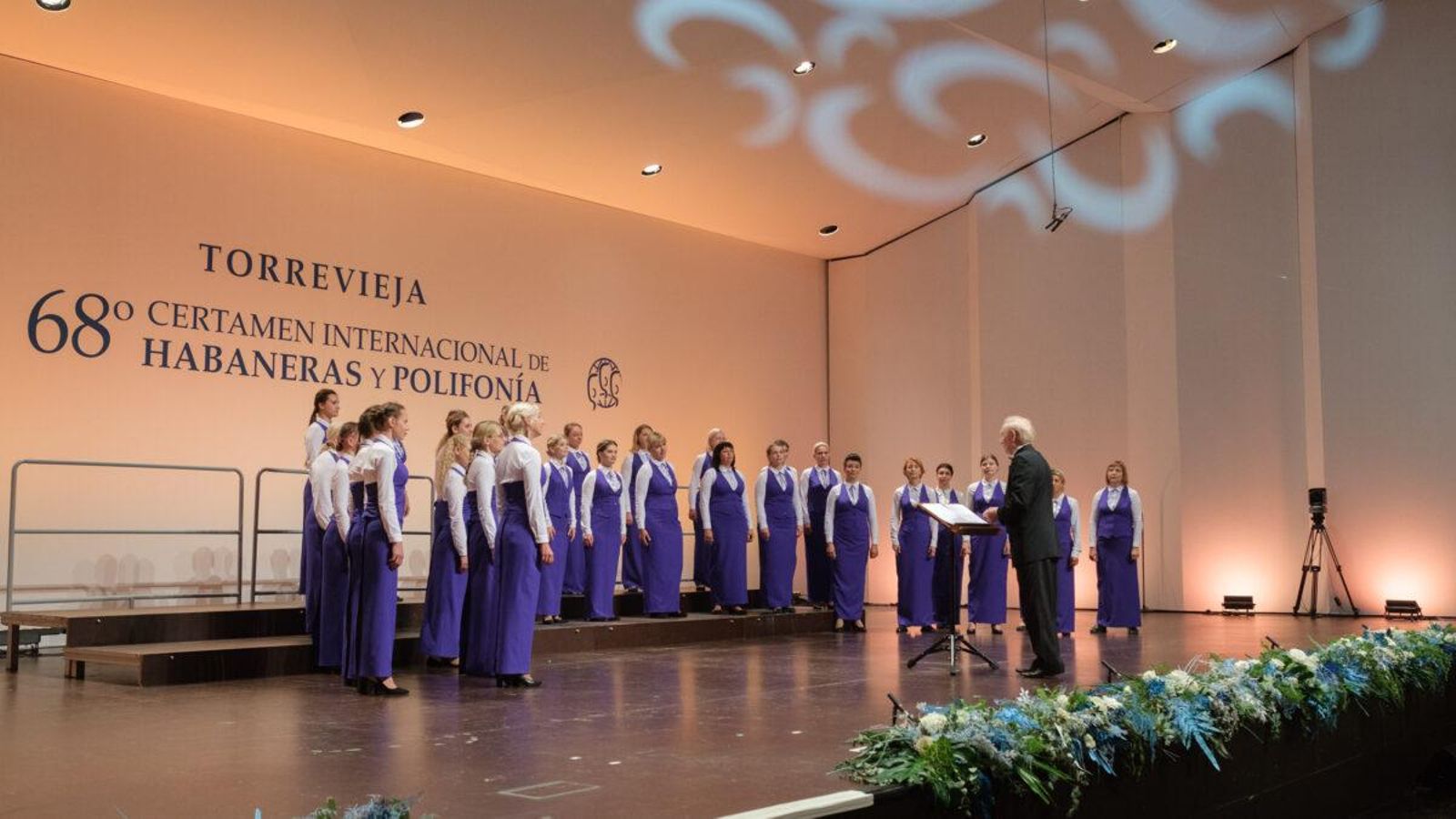 El cor femení Raniza, de Bielorússia, durant la seua intervenció en la final del 68 Certamen Internacional d'Havaneres i Politonía de Torrevella