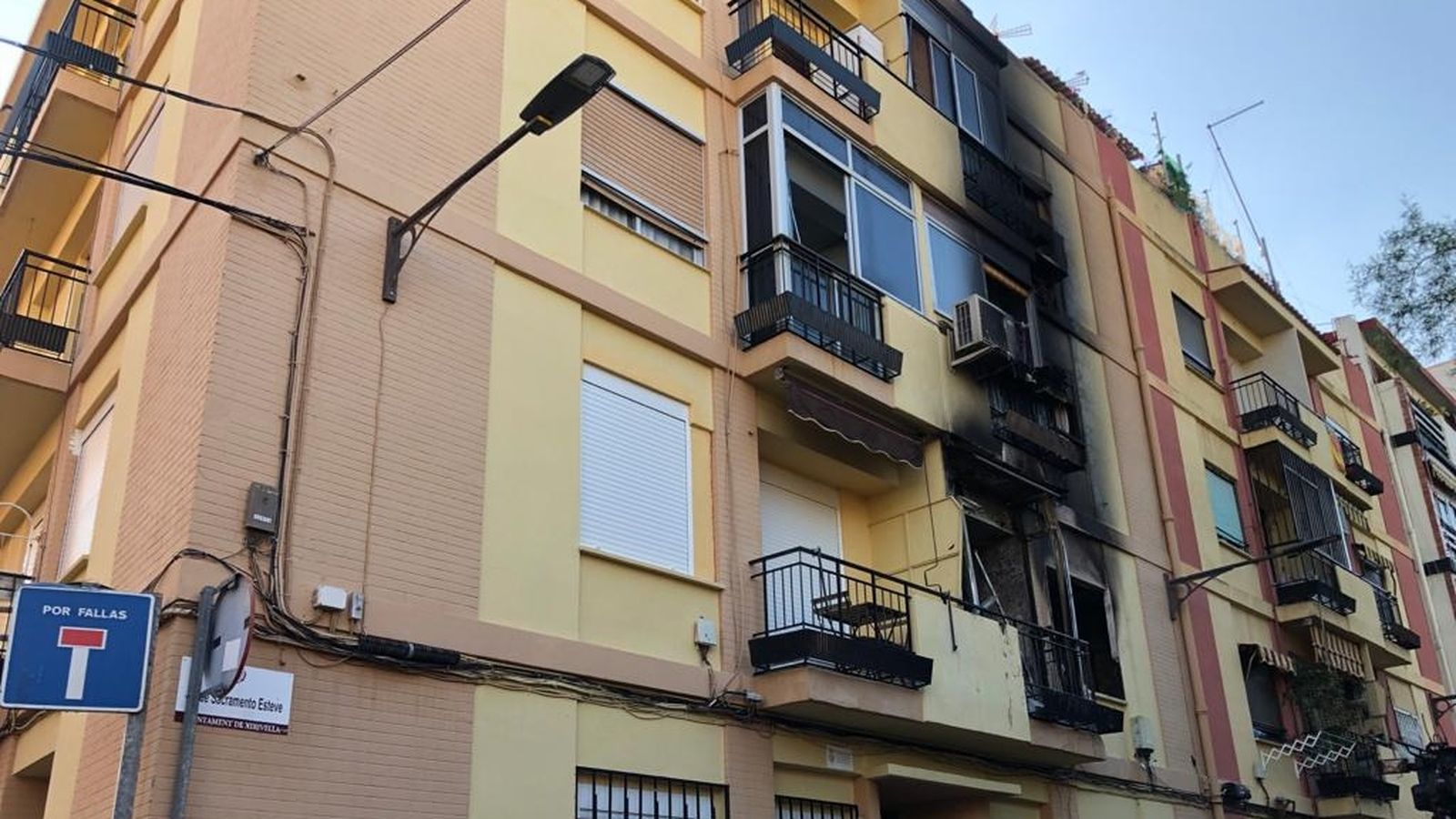 L'edifici afectat per l'incendi