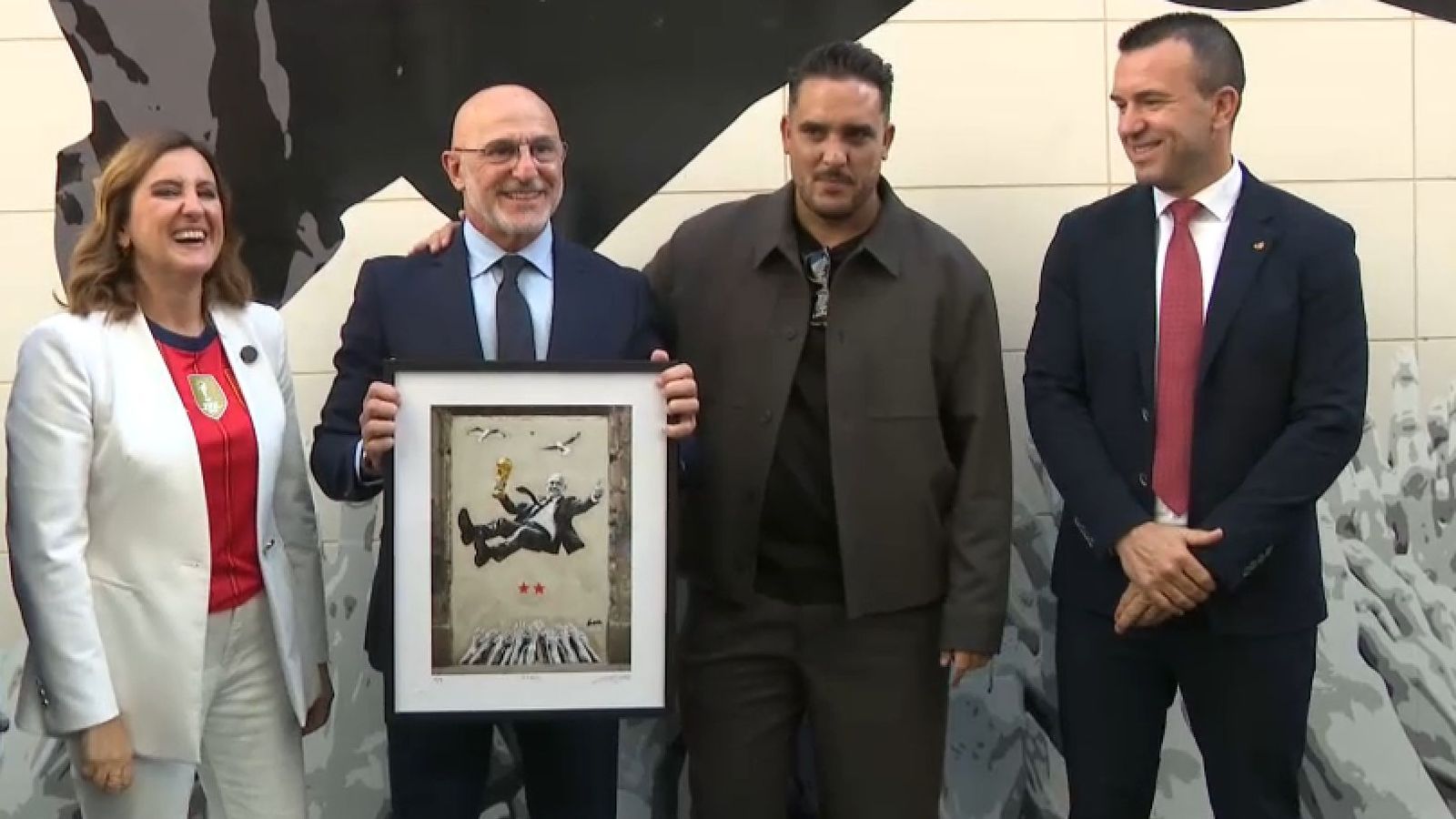 Luis de la Fuente posa amb la rèplica del mural, acompanyat de l'autor, Alberto León, l'alcadessa de València i el president de la Diputació