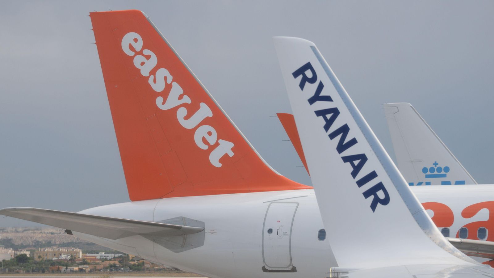 Dos avions, d'Easyjet i Ryanair, estacionats en les pistes de l'aeroport d'Alacant, en una imatge d'arxiu