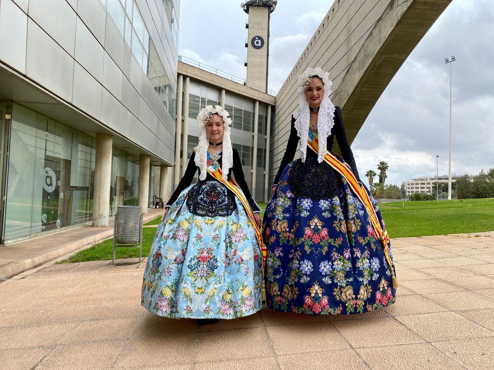 Les belleses del foc 2023 Inés Llavador i Belén Mora, a l'entrada d'À Punt