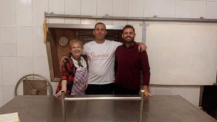 Ivan, el nou forner de Gàtova, juntament amb Amparo, la fornera jubilada i l'alcalde Els nous forners de Gàtova