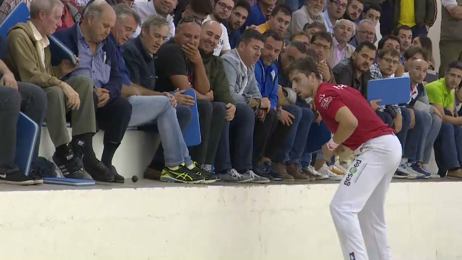 Puchol II juga una pilota caiguda d'escala