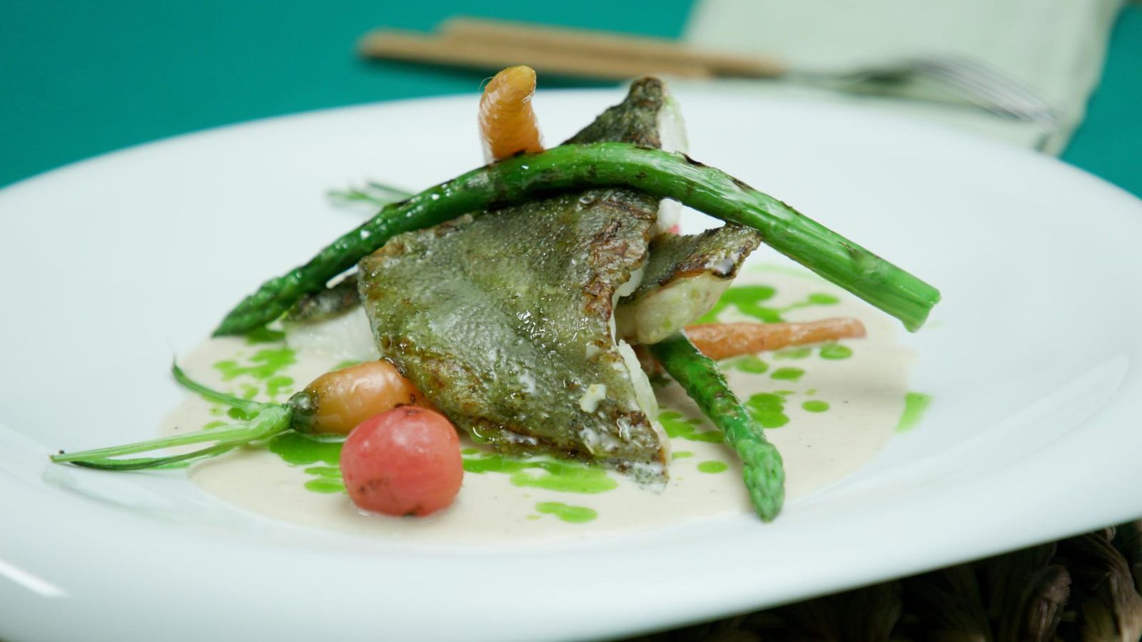 Rémol amb salsa tallada d'herbes