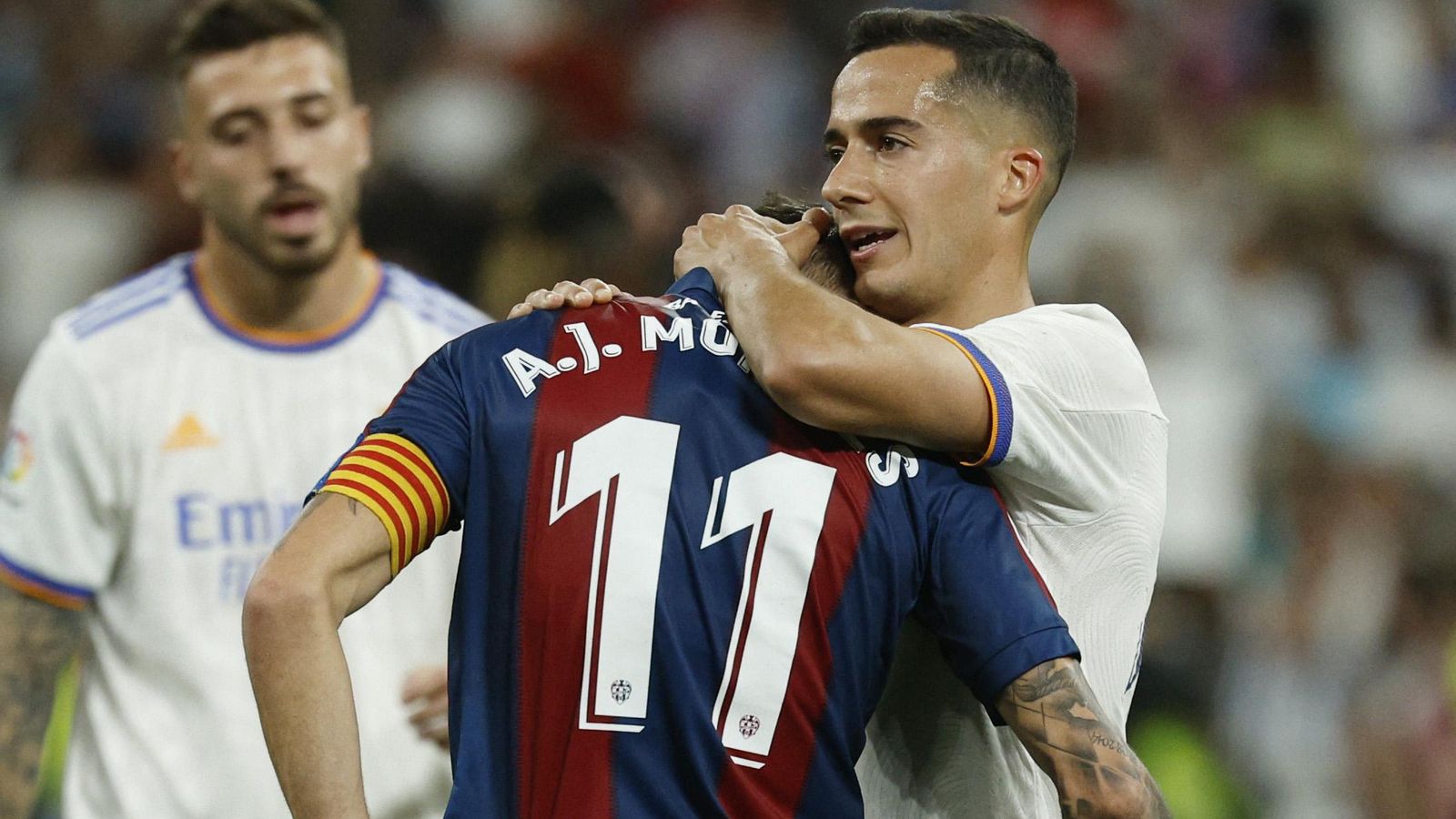 Lucas Vázquez consola a Morales després del xiulit final