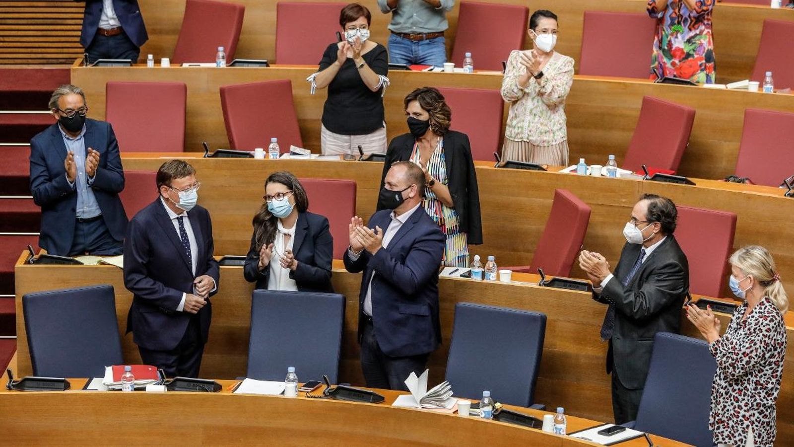 Membres del Consell aplaudeixen Ximo Puig després de la seua intervenció