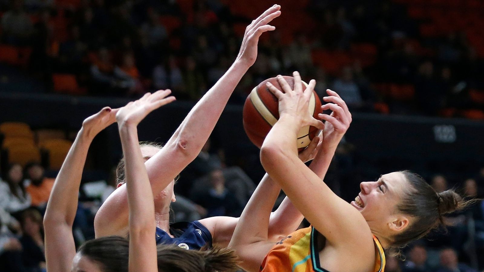 Les taronja això si, lluitaren fins al final, conduides per una esplèndida actuació de Raquel Carrera que anotà 17 punts