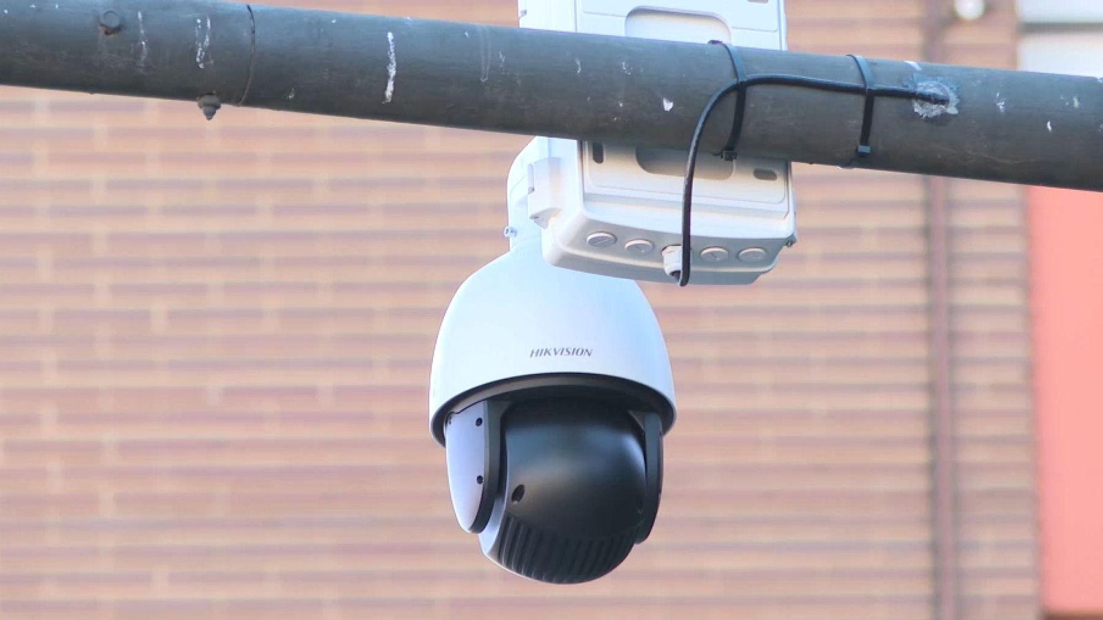 Una de les quatre càmeres que ja ha instal·lat l'Ajuntament de València al barri dels Orriols