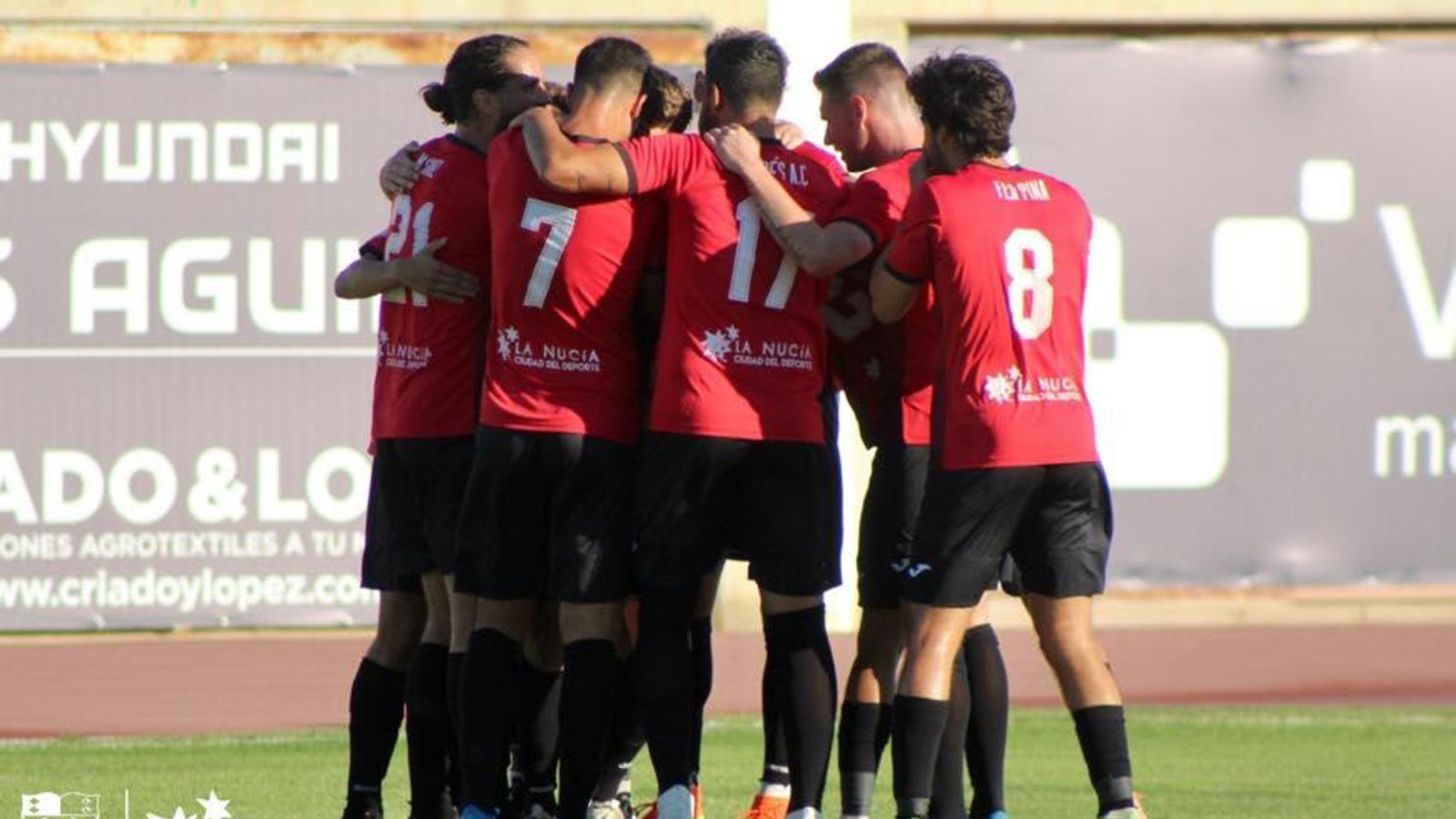 Els jugadors de la Nucia celebren el gol