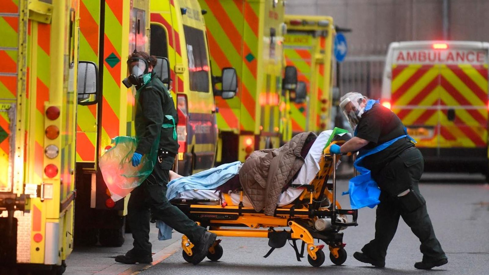 Un sanitari trasllada a un malalt a una ambulància