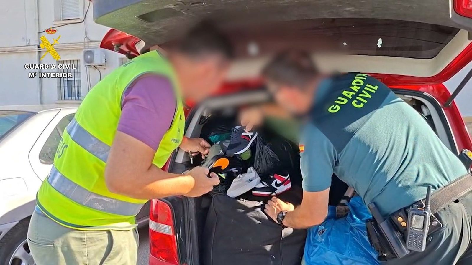 Agents de la Guàrdia Civil, amb el material confiscat