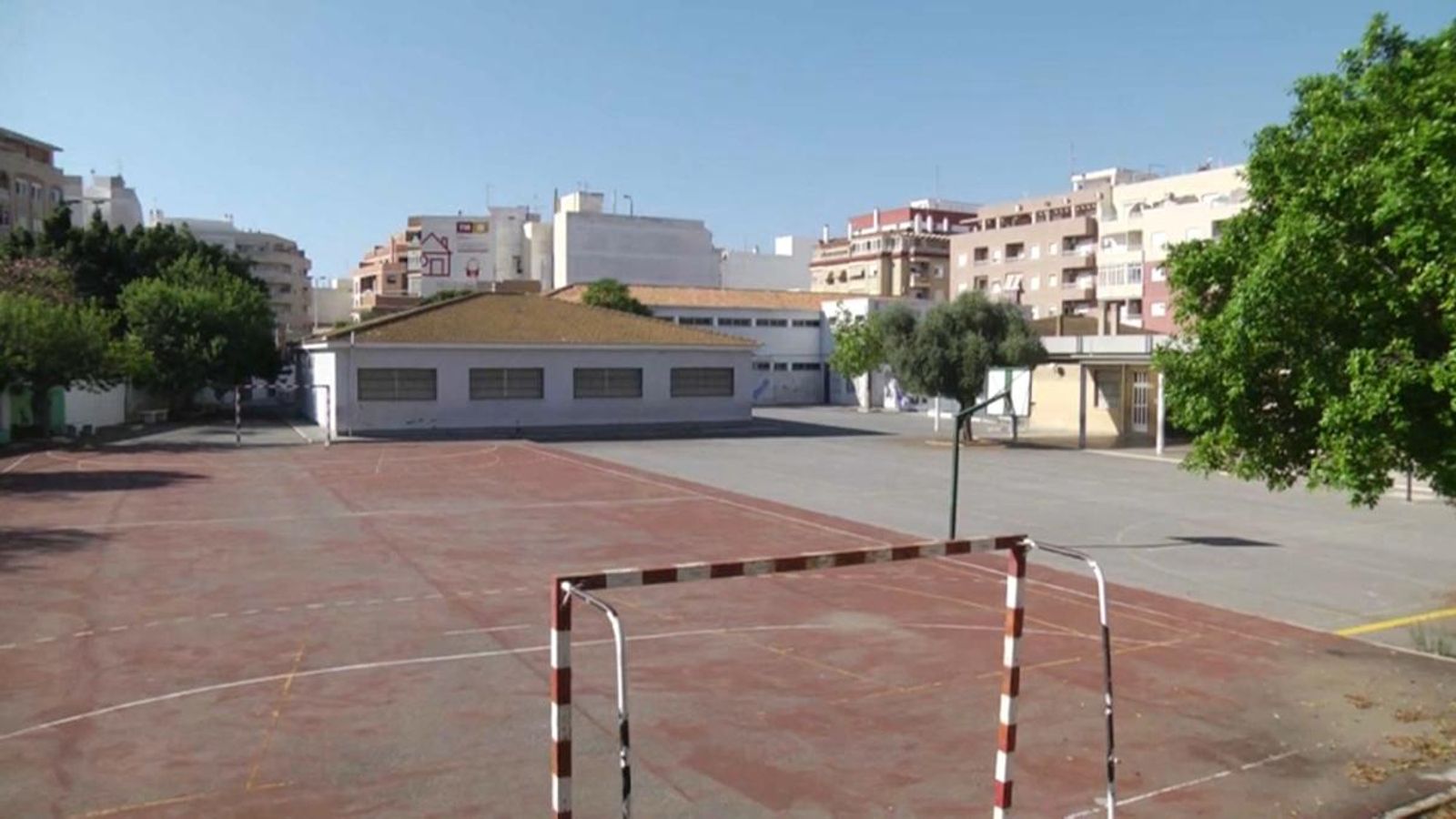 Sanitat recorda a Torrevella que no té competències per a fer cribratges amb PCR entre el professorat