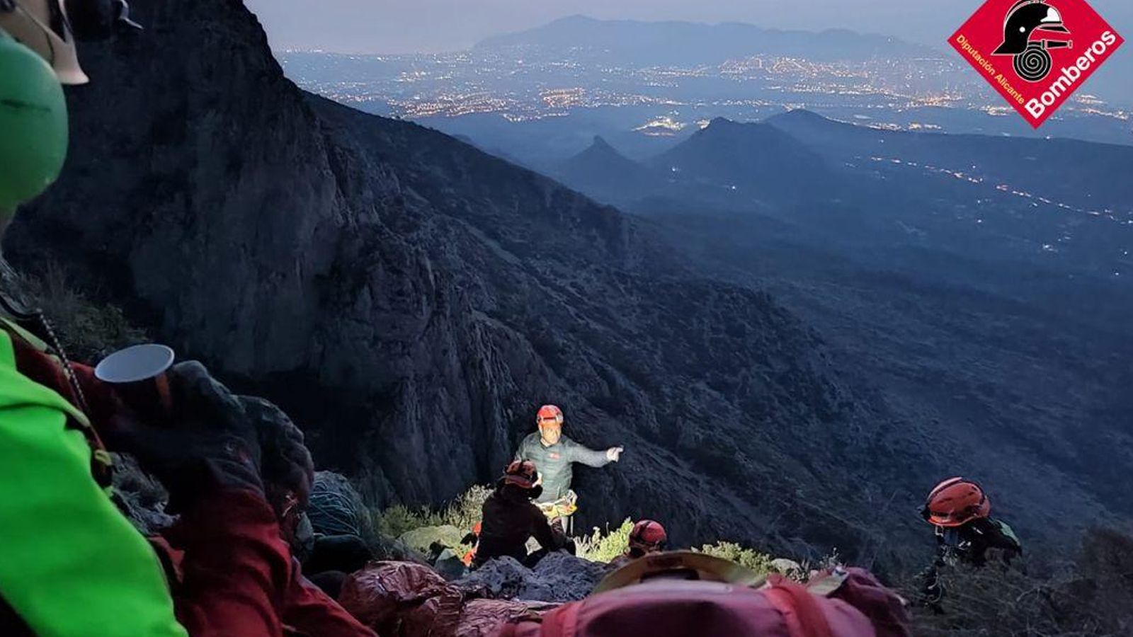 Imatge del rescat al Puig Campana, al punt des d'on van esperar l'arribada de l'helicòpter