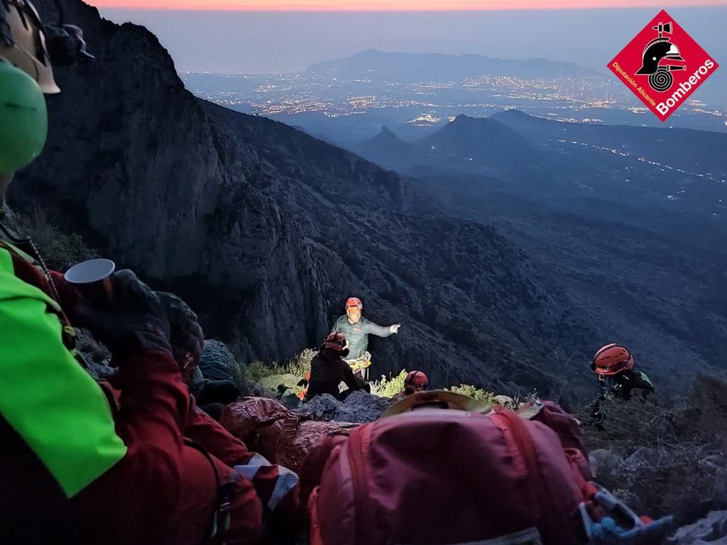Imatge del rescat al Puigcampana, al punt des d'on van esperar l'arribada de l'helicòpter Imatge del rescat al Puig Campana, al punt des d'on van esperar l'arribada de l'helicòpter