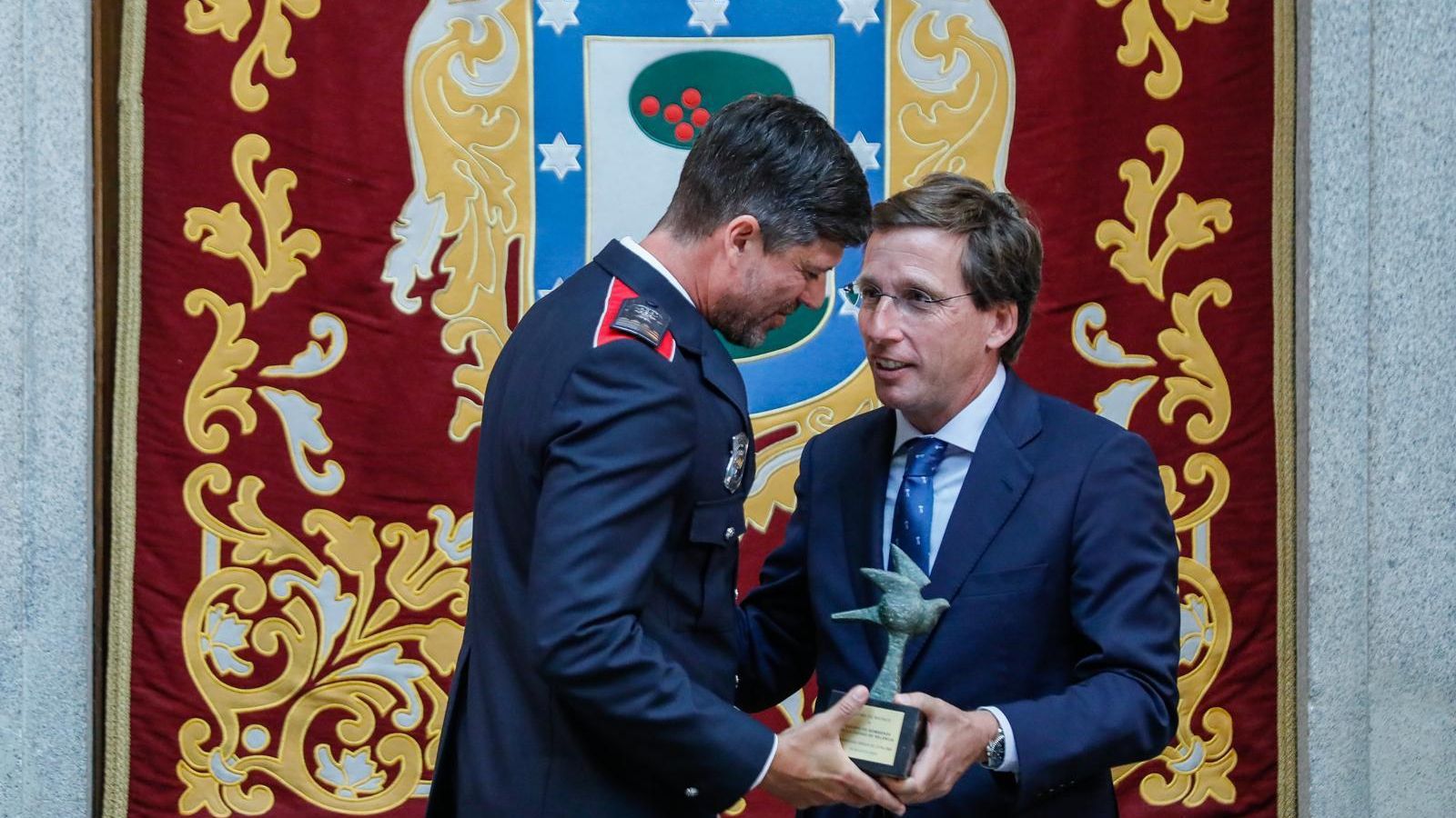 El cos de bombers de València ha rebut un guardó de l'Ajuntament de Madrid
