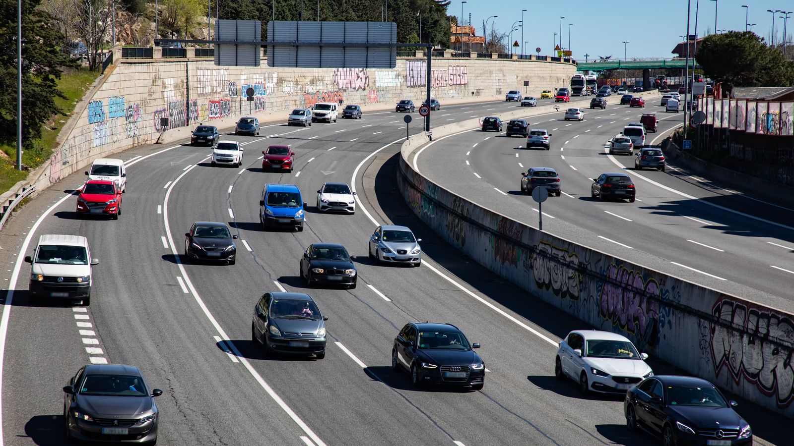 Desenes de vehicles es desplacen per carretera