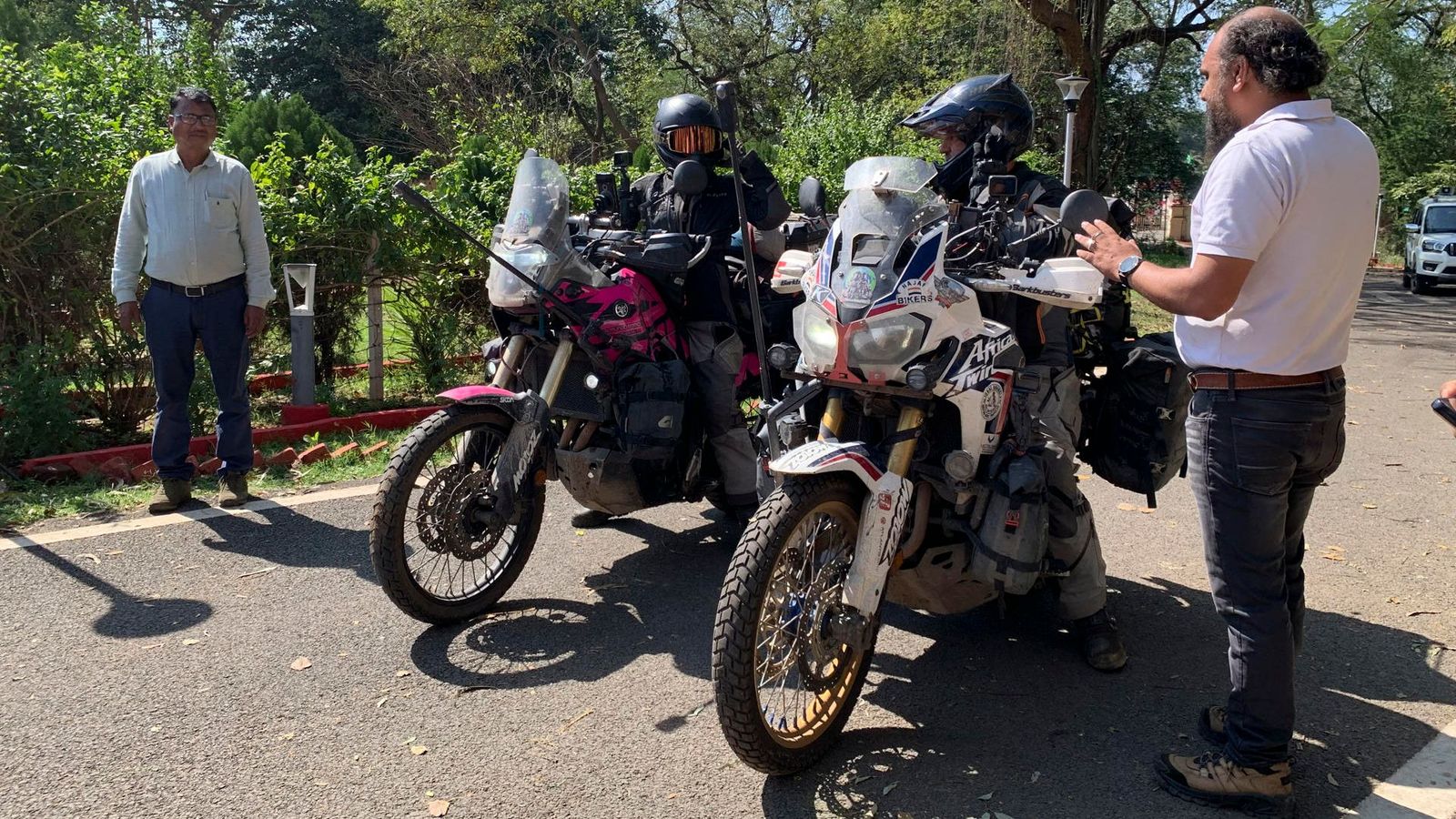 Fernanda i Vicente, a cavall de les motocicletes per a abandonar l'Índia