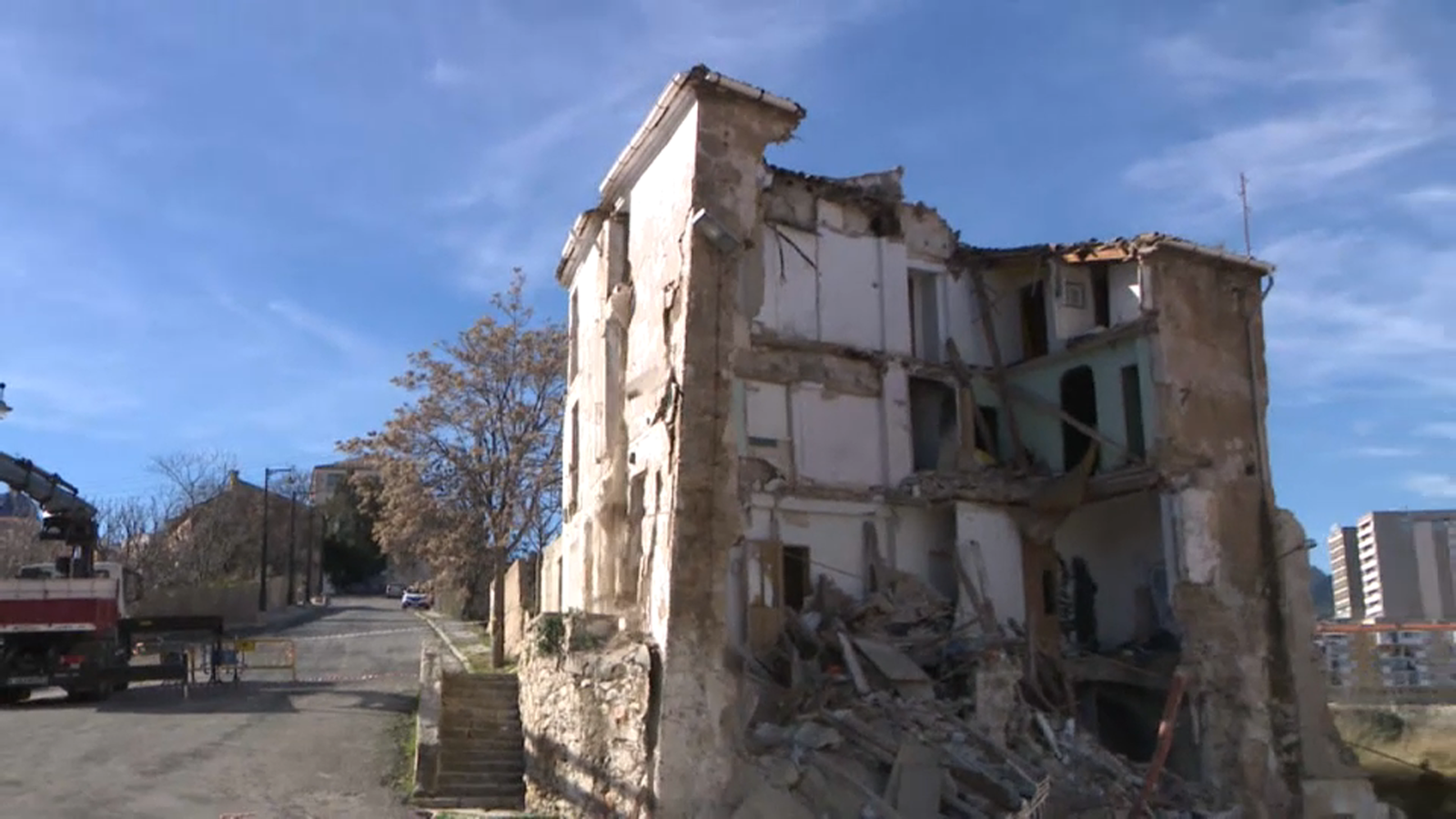 Moment de l’enderroc d’un edifici a Alcoi