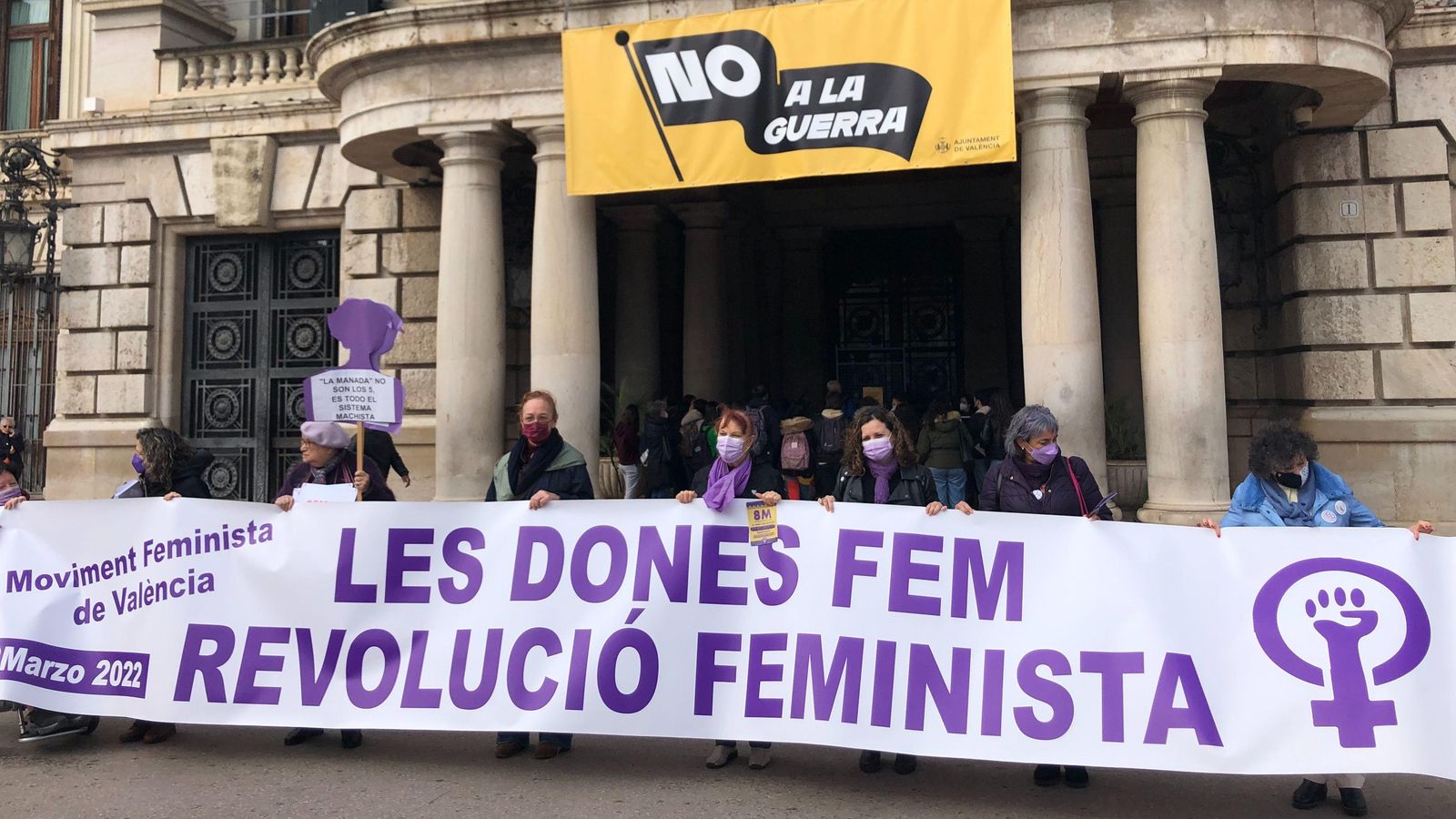 Algunes representants de la Coordinadora Feminista de València amb la pancarta que obrirà la manifestació d'aquest dimarts a València