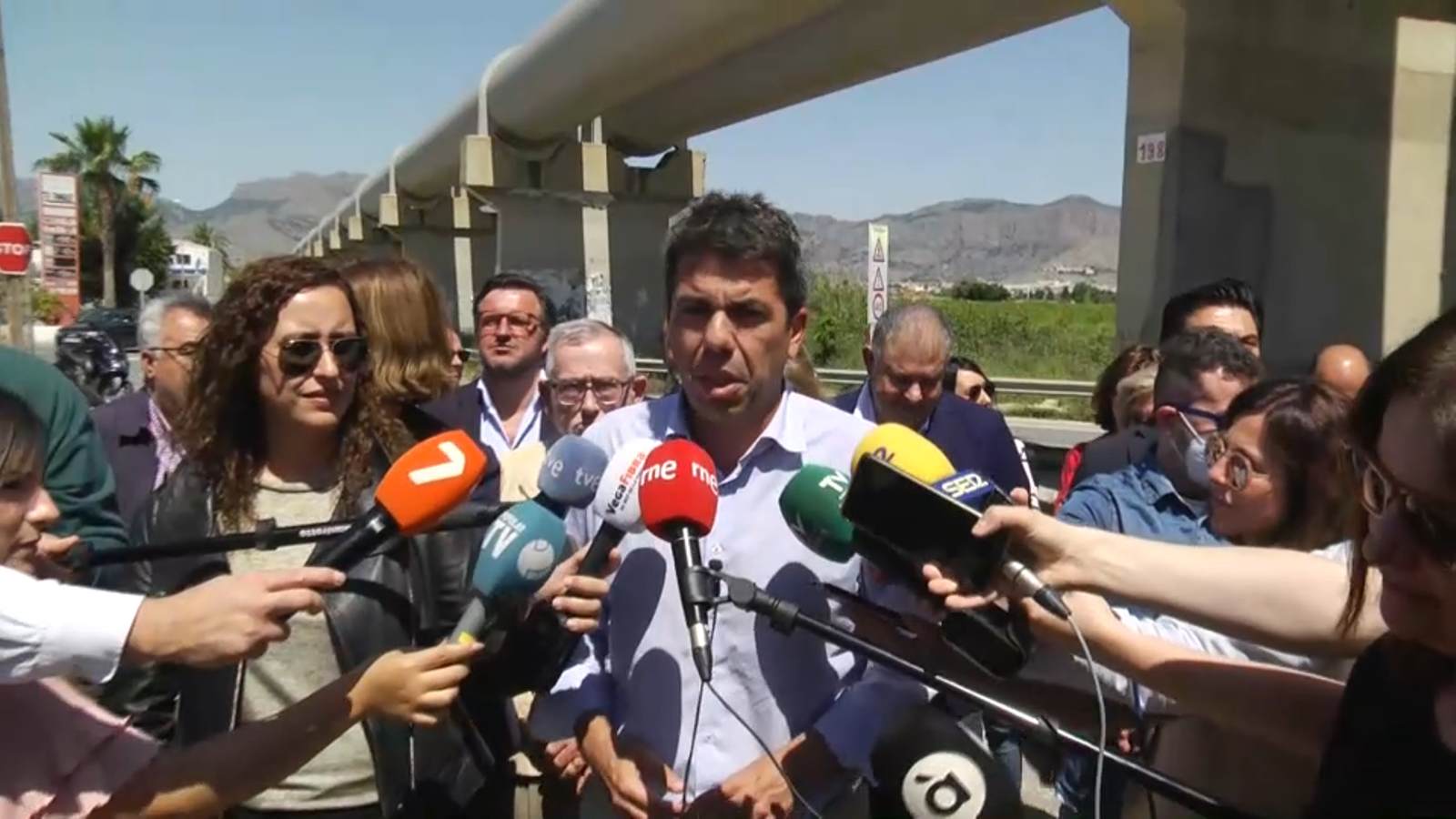 Mazón en la visita a les conduccions d'aigua al pas per Oriola amb diversos col·lectiu de regants Mazón en la seua visita a les conduccions d’aigua al seu pas per Oriola amb diversos col·lectiu de regants