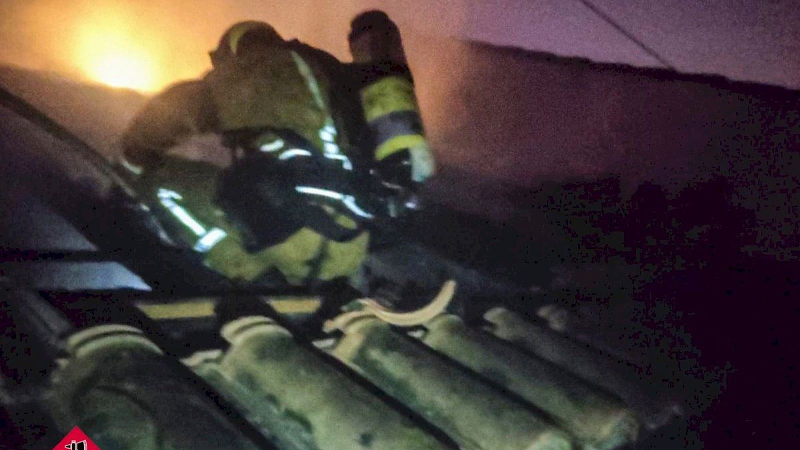 Equip de bombers durant l'extinció de l'incendi.