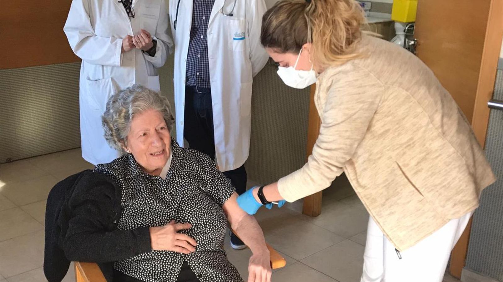 Imatge portada: Victòria Moncho, de 97 anys, ha sigut la primera resident del centre Sant Carles de Daimús a vacunar-se