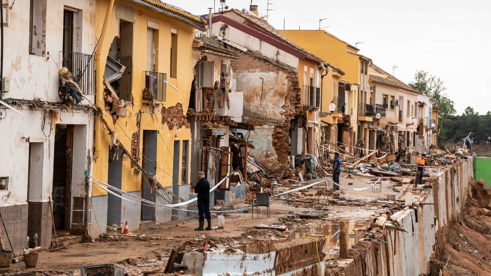 Estat en què han quedat un grup de vivendes de Picanya, després del pas de la riuada de dimarts