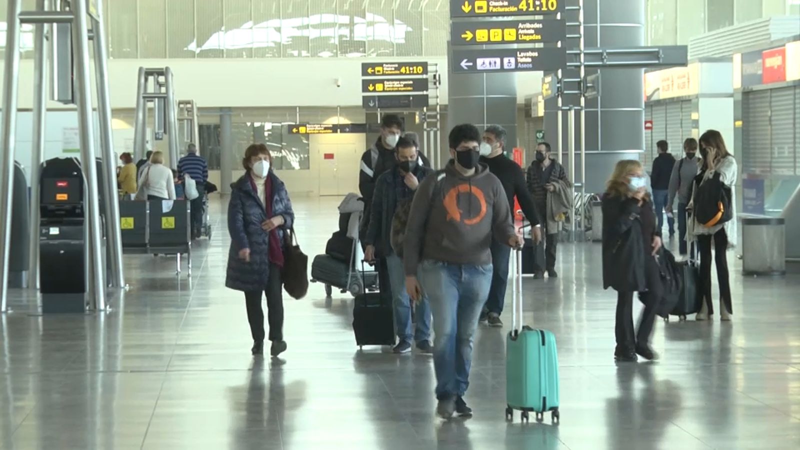Turistes arriben a l'aeroport de l'Altet