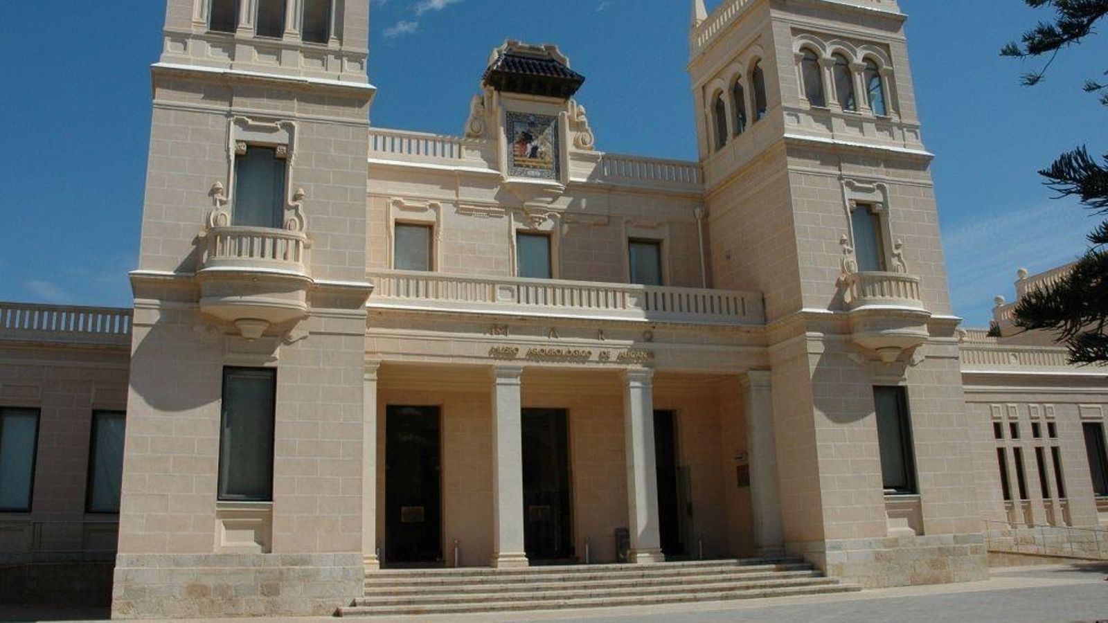 Entrada principal del Marq d'Alacant, on es custodia la col·lecció de joies fins que dirimisca la justícia qui és el propietari de la col·lecció