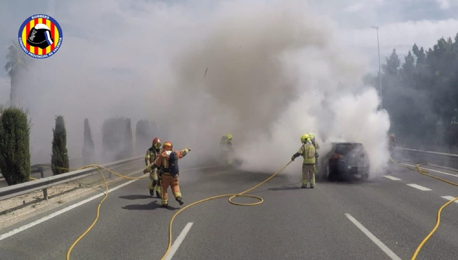 Efectius del Consorci Provincial de Bombers de València treballen en l'extinció de l'incendi