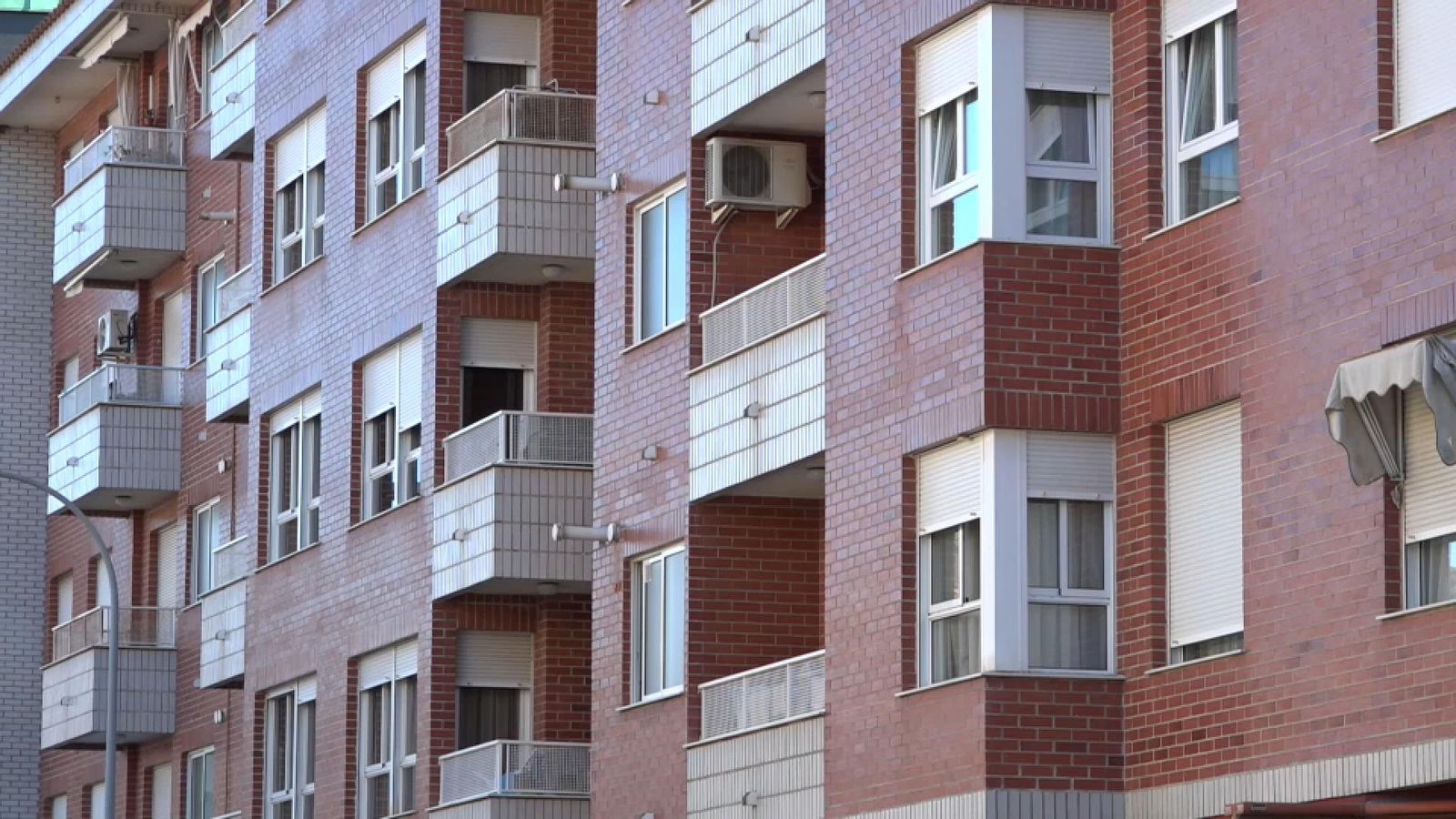 La Generalitat compra dos habitatges per un euro per a lloguer social