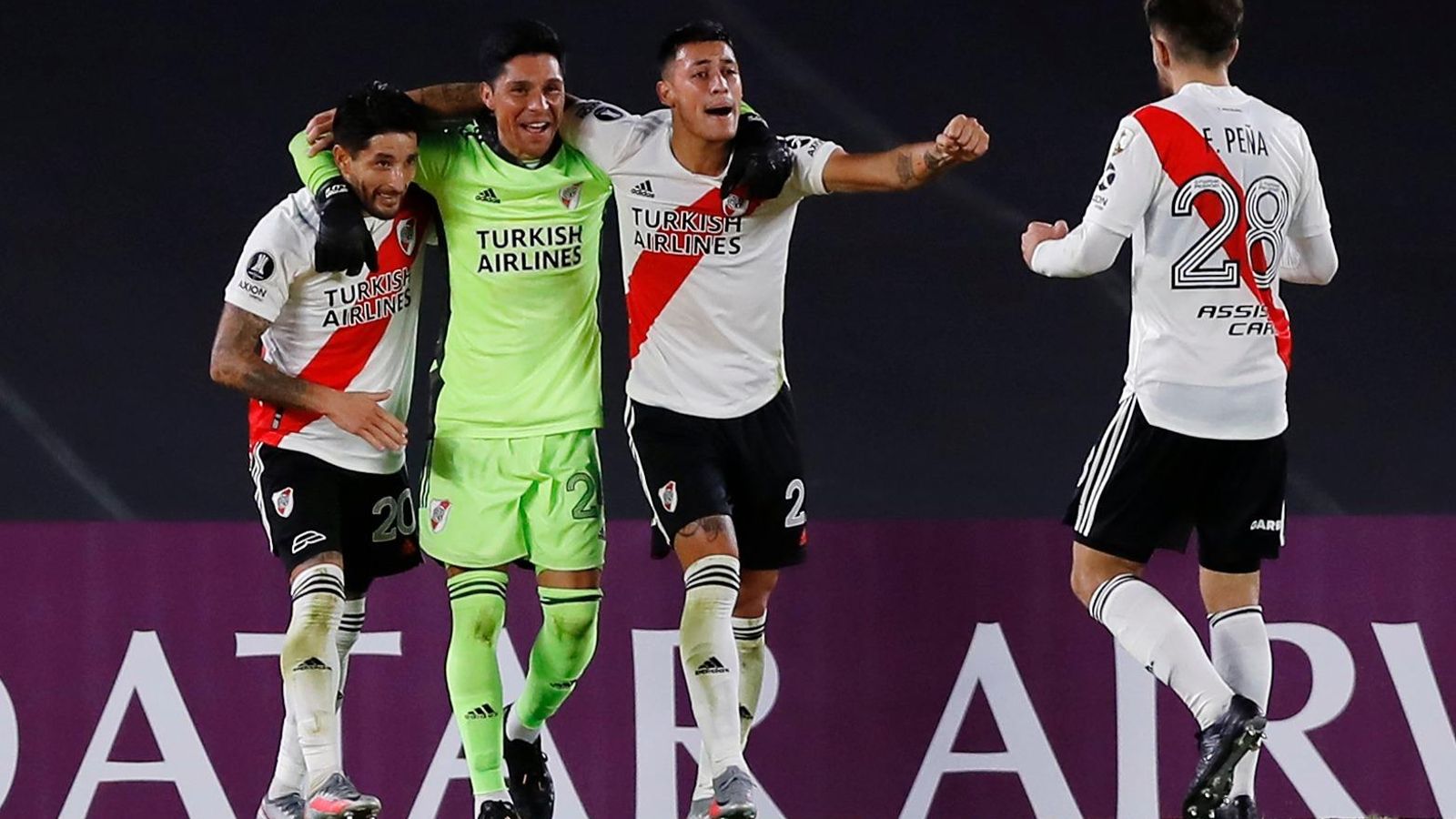 Enzo Pérez celebra amb companys la victòria del River Plate