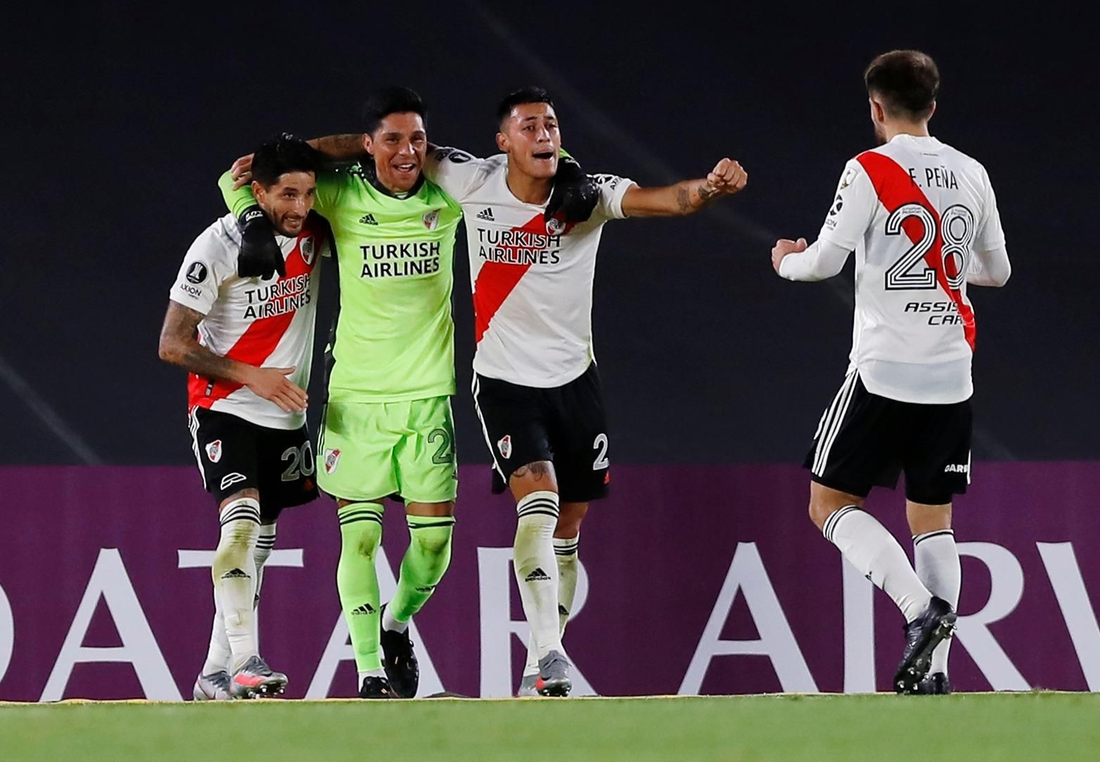 Enzo Pérez celebra amb companys la victòria del River Plate