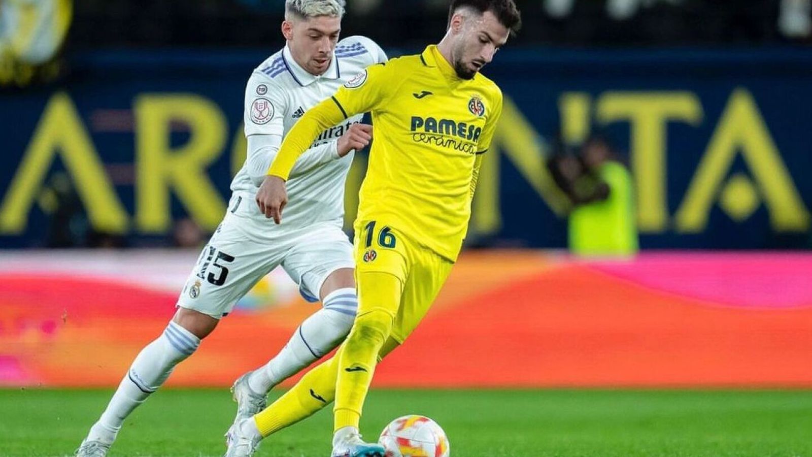 Baena i Valverde es disputen la pilota