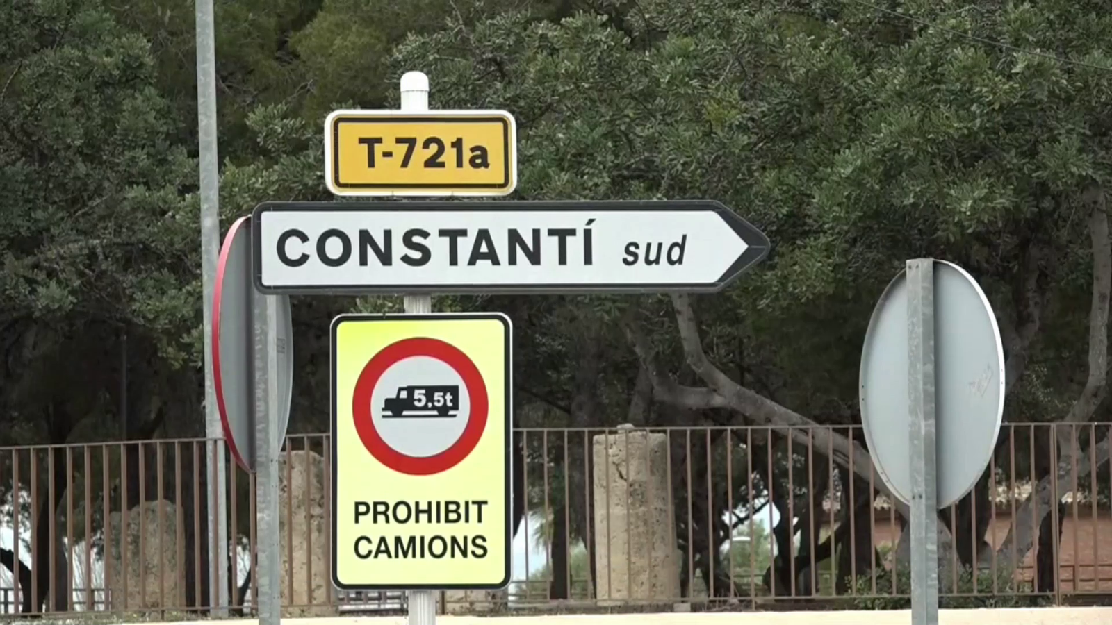Senyal de trànsit en l'eixida de l'AP-7 amb indicacions cap a Constantí (arxiu)
