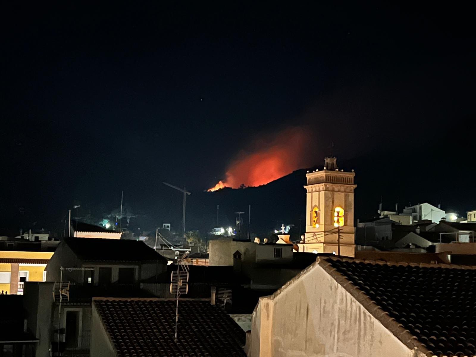 Vista de l'incendi en la matinada de divendres