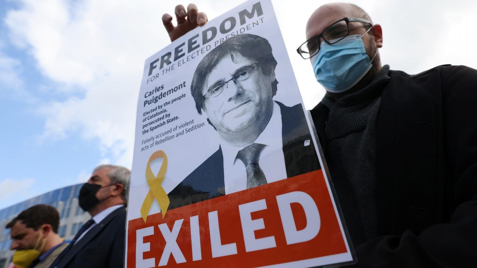 Un manifestant protesta contra l'arrest de Puigdemont