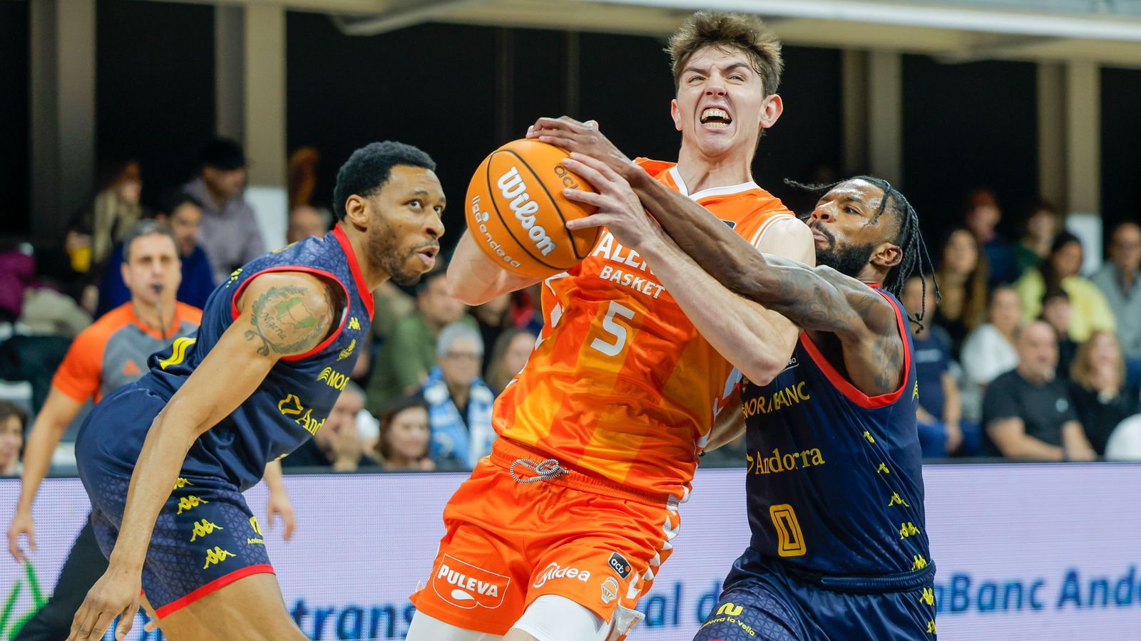 De Larrea ha sigut el segon màxim anotador taronja amb 17 punts, només per darrere de Kam Taylor (17)