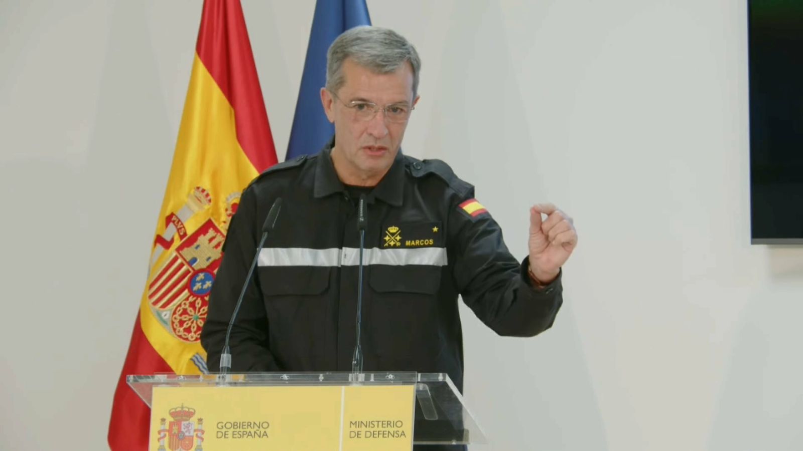 En imatge, el cap de l'UME Javier Marcos i en vídeo, images captades pels militars sobre les inundacions a l'A3 a les 18h