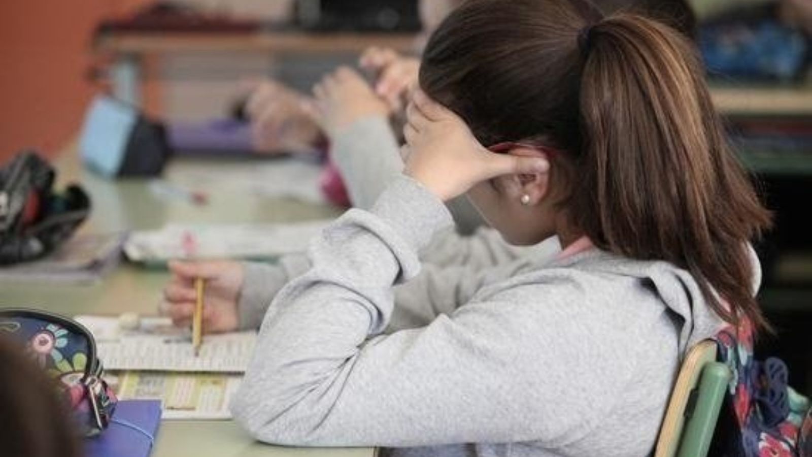 Imatge d'arxiu d'una alumna en un centre escolar