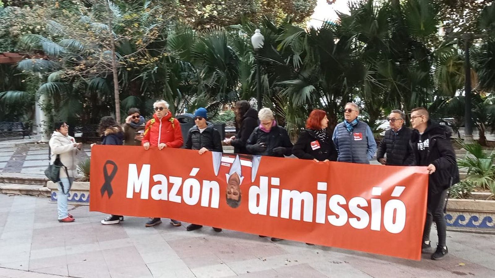 Grup de persones que s'ha concentrat a les portes de la Conselleria de Turisme a Alacant